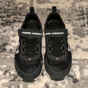 Boys Under Armour tennis shoes.